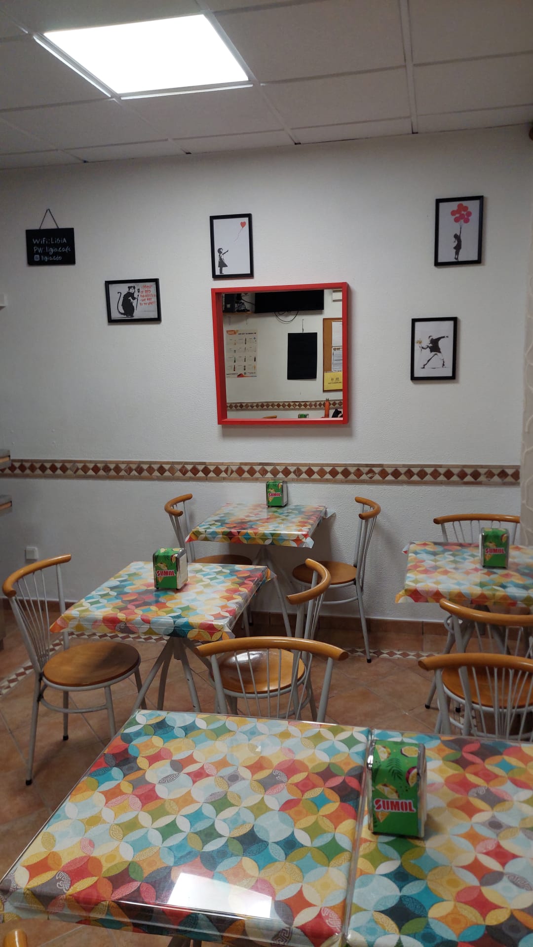 Interior acolhedor do restaurante com luz natural